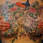 Nos traços de tatuador, cicatrizes do câncer de mama viram desenhos e cores