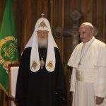 ‘Somos irmãos’, diz papa em encontro histórico com patriarca ortodoxo russo