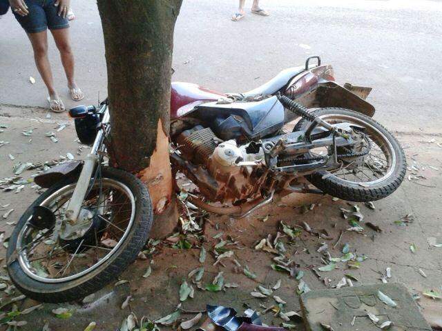 Adolescente de 16 anos morre após colidir motocicleta em árvore