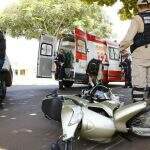 Veículo ‘atropela’ dois motociclistas na Marechal Deodoro e o condutor foge