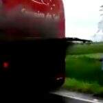 VÍDEO: ônibus pega fogo no meio da viagem e assusta passageiros
