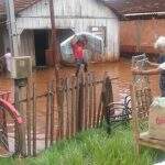 Rio Dourados volta a subir, água invade casas e famílias ficam desalojadas