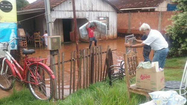 Rio Dourados volta a subir, água invade casas e famílias ficam desalojadas