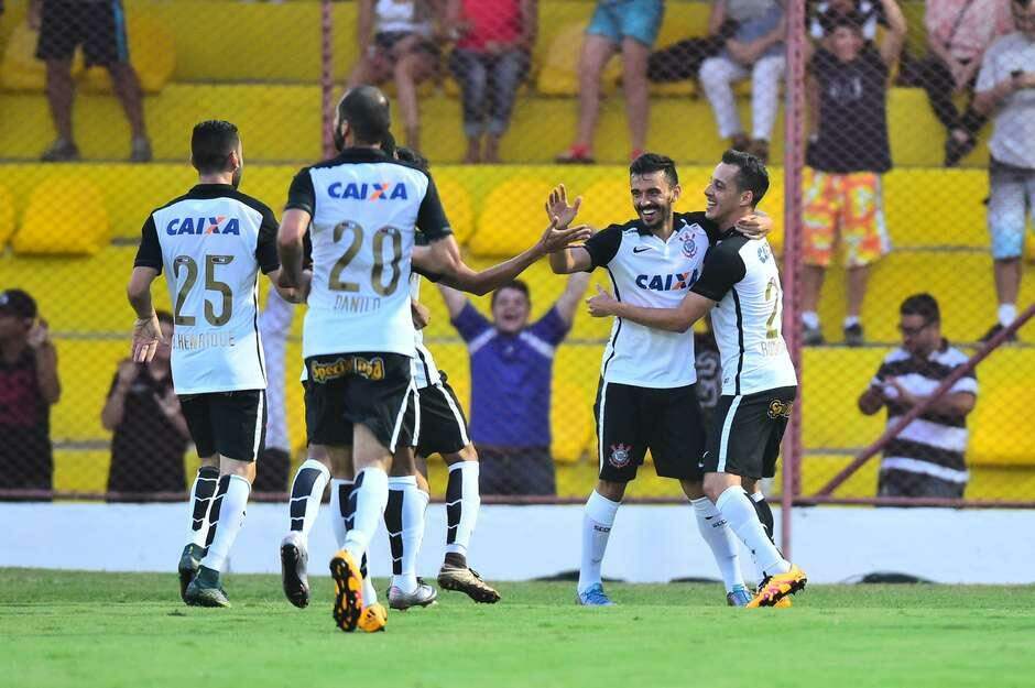 Corinthians vence time de Vampeta em estreia de reforços
