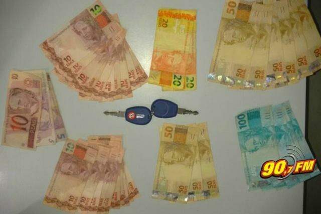 ‘Lulinha’ acha dinheiro no lixo e distribui notas de R$ 50 e R$ 100 pelas ruas