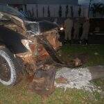 Condutor de Hilux cochila ao volante, bate e arranca poste de canteiro na Mato Grosso