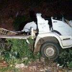 Motorista morre após caminhão carregado de tijolos cair em ribanceira