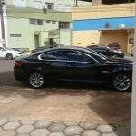 ‘Cara de pau’: motorista estaciona Jaguar em frente a rampa de cadeirante