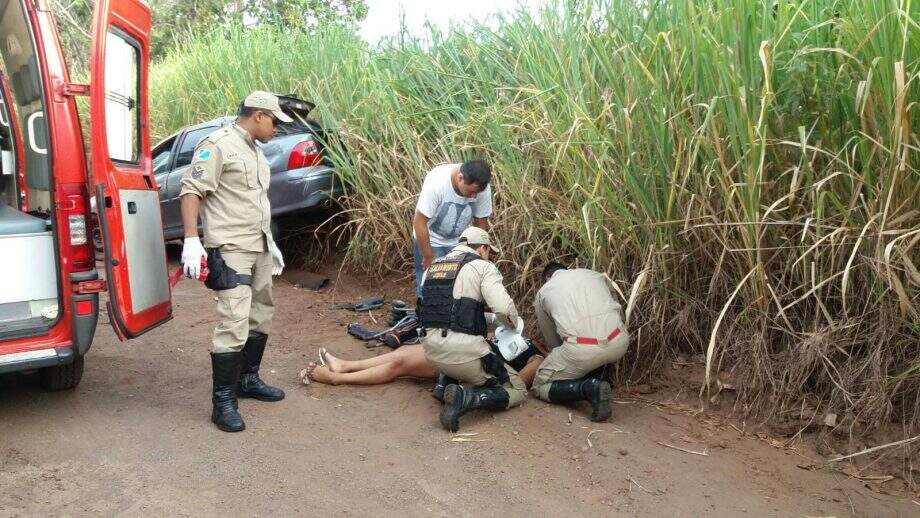 Casal fica ferido após capotar veículo em estrada de acesso ao Inferninho