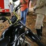 Menores pilotando moto avançam sinal e provocam acidente com Kombi