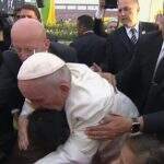 Papa quase cai no México e se irrita com fiéis