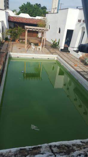 Em plena epidemia, piscina de mansão na Afonso Pena é tormento para vizinhos