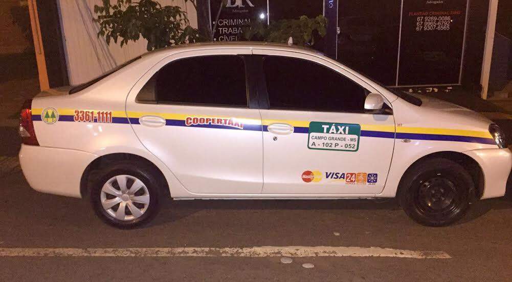 Taxista assaltado aproveita ‘vacilo’ de bandidos, foge correndo e aciona polícia
