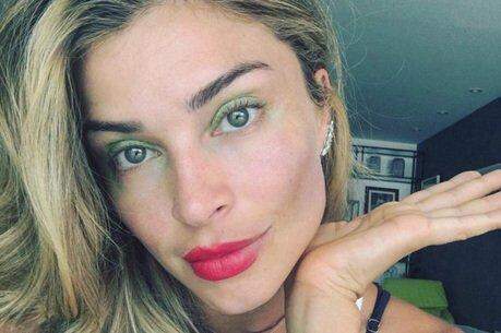 Filha de Grazi Massafera maquia mãe, que posta ‘arte’ em redes sociais