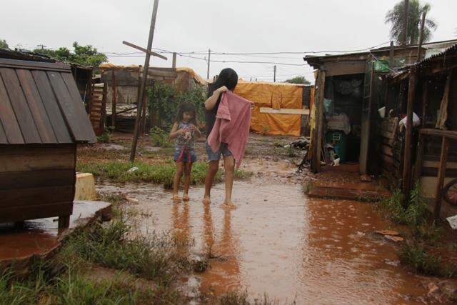 Não para de chover: em favela, dias são de pesadelo e medo de ratos e cobras