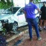 Após colisão em cruzamento, carro bate contra árvore em bairro de Campo Grande
