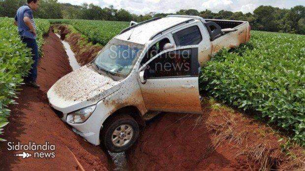 Assaltantes abandonam caminhonete roubada em plantação de soja após acidente