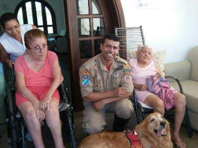 ‘Cães bombeiros’ vão participar de projeto que leva terapia a idosos com Alzehimer
