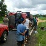 Motorista fica gravemente ferido depois de carreta carregada de arroz tombar