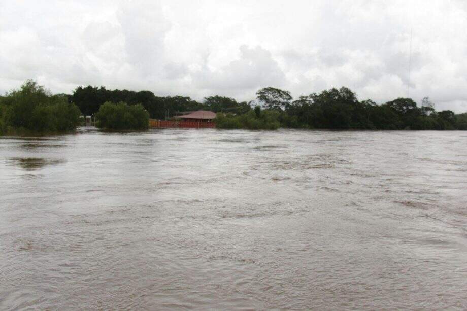 Chuva destrói plantações, interdita estradas e deixa famílias ilhadas