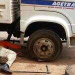 ‘Não tá fácil para ninguém’: caminhão da Agetran estoura pneu em buraco