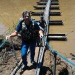 Militares constroem passarela para moradores ilhados depois de queda de ponte