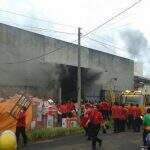 VÍDEO: incêndio destrói depósito de loja de importados na fronteira