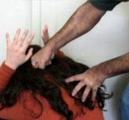 Ciúmes: mulher é agredida com socos pelo namorado e filha aciona a polícia