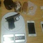 Polícia fecha ponto de venda de drogas e apreende trio com arma de fogo