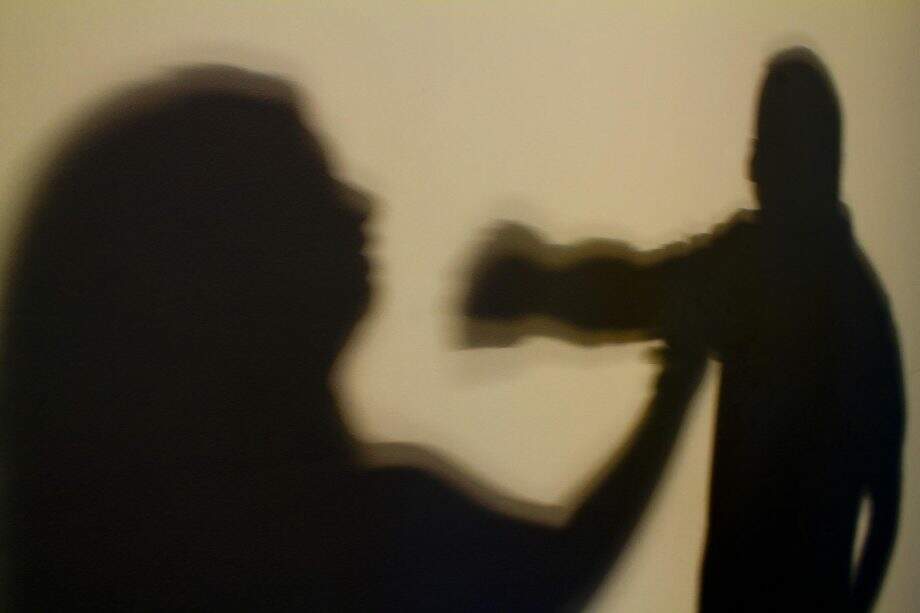 Assustadas com agressões, filhos imploram para pai parar de bater na mãe