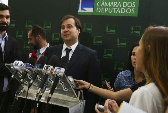 Rodrigo Maia diz que deputado que faltar às sessões terá salário descontado