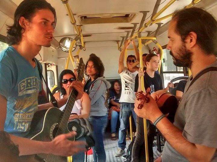 Nos ônibus da cidade, artistas viajantes deixam um pouco da cultura de onde vieram