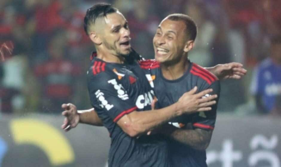 Ainda sem Diego, Flamengo afunda lanterna e ameaça G-4
