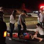 Mulher morre após carro capotar em estrada e arremessar quatro ocupantes