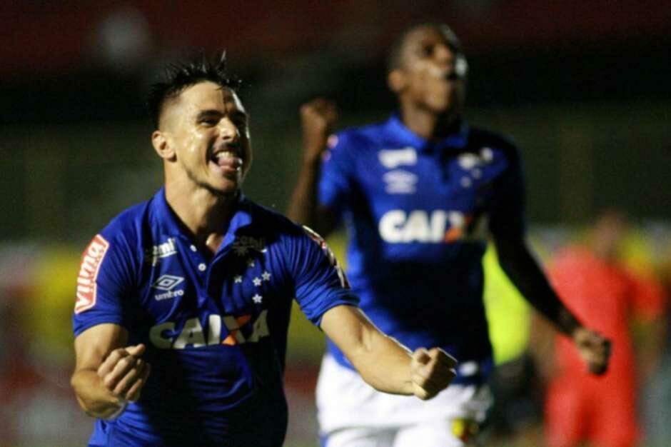 Com Willian em noite inspirada, Cruzeiro bate o Vitória fora