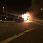 VÍDEO: Audi pega fogo ao bater em mureta no viaduto da Afonso Pena