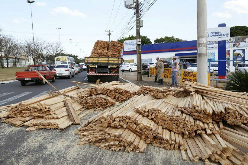 Carga de madeira para no meio de avenida e atrapalha tráfego
