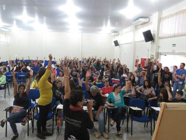 Professores municipais mantêm greve e relatam perseguições em Dourados