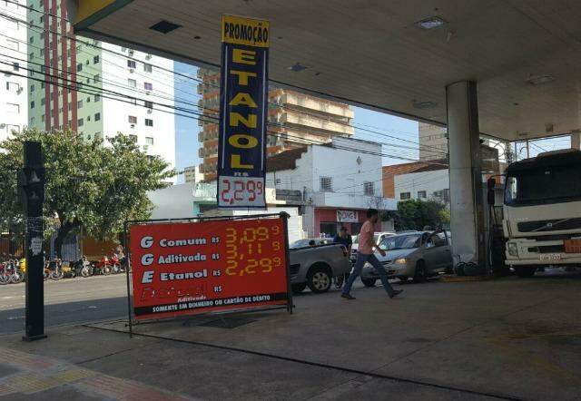 Preço da gasolina já desce a R$ 3,09 e motoristas continuam pesquisando