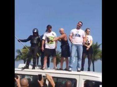 VÍDEO: Bolsonaro salta de carro de som em comício e plateia não segura