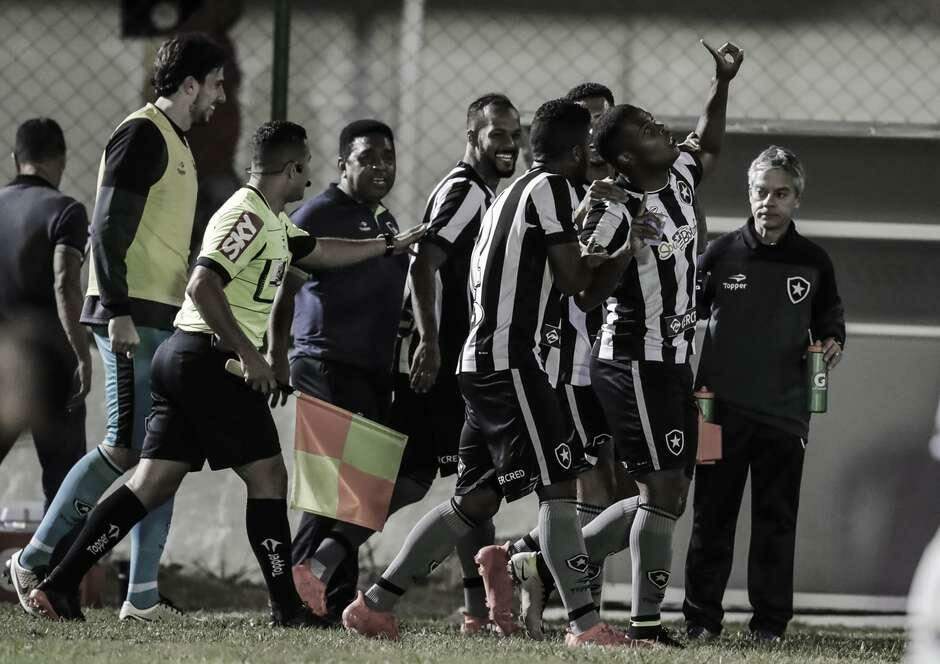 Promessa sai do banco, marca e coloca Botafogo nas oitavas da Copa do Brasil