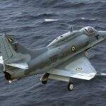 Marinha prossegue buscas por piloto desaparecido após choque entre caças