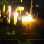 VIDEO: suspeito faz ‘lança-chamas’ com mangueira de posto e isqueiro para incendiar PMs