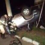 VÍDEO: veículo capota após bater em poste na Avenida Mato Grosso