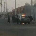 VÍDEO: carro pega fogo na Capital enquanto motorista dava ‘tranco’