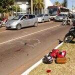 Motociclista não freia, colide na traseira de carro na Afonso Pena e fica ferida