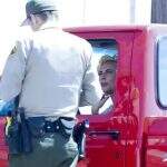 Lady Gaga é parada pela polícia e multada por estar sem placa no carro
