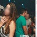 Jovem descobre mentira de namorado por foto nas redes sociais e caso viraliza