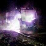 Ônibus interestadual fica totalmente destruído em incêndio na BR-163