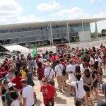Grupo protesta contra Temer em frente ao Palácio do Planalto